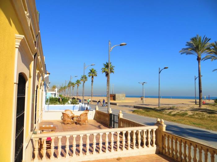 Beach house with private pool, aa and bbq in front of the sea