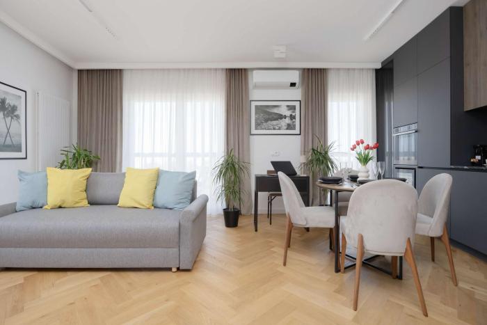 Luxury Air-Conditioned Apartment with Parking in Warsaw by Renters Prestige