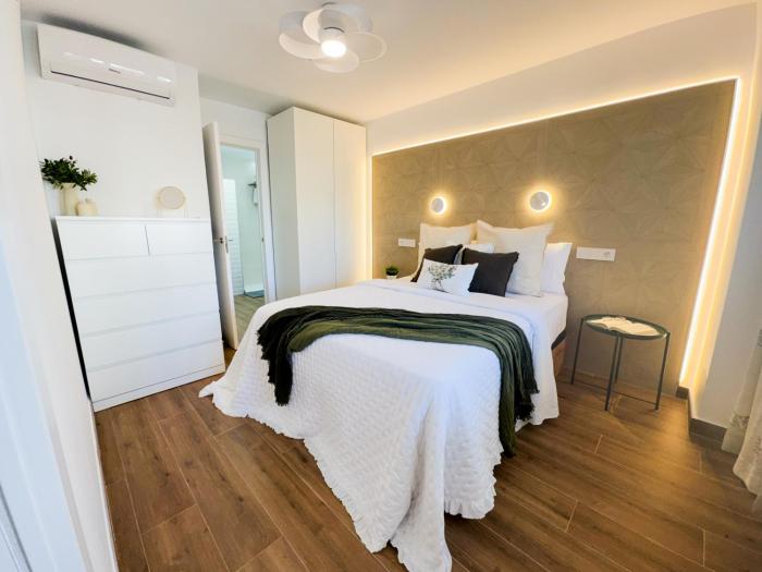 Bright Flat 1 min from Beach with parking