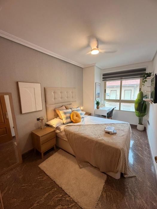Alicante city room with AC and Wifi