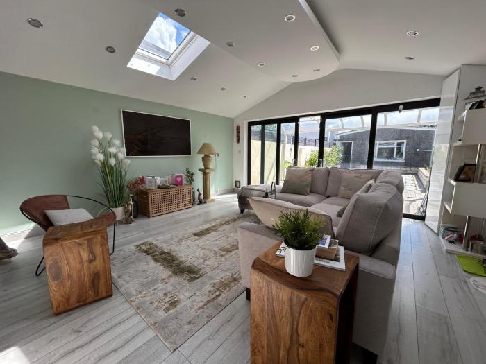 Modern 3BDR Home w Garden EV Charging