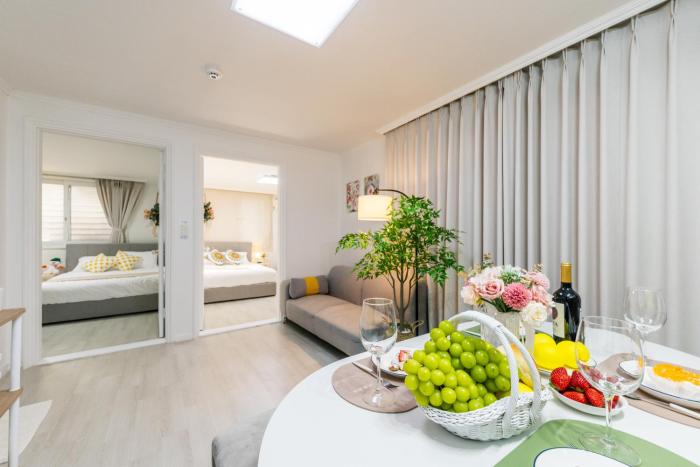 7호선5분,신사 가로수길10분,코엑스 차로10분,강남,논현,학동역,넓은2Room,3QBed