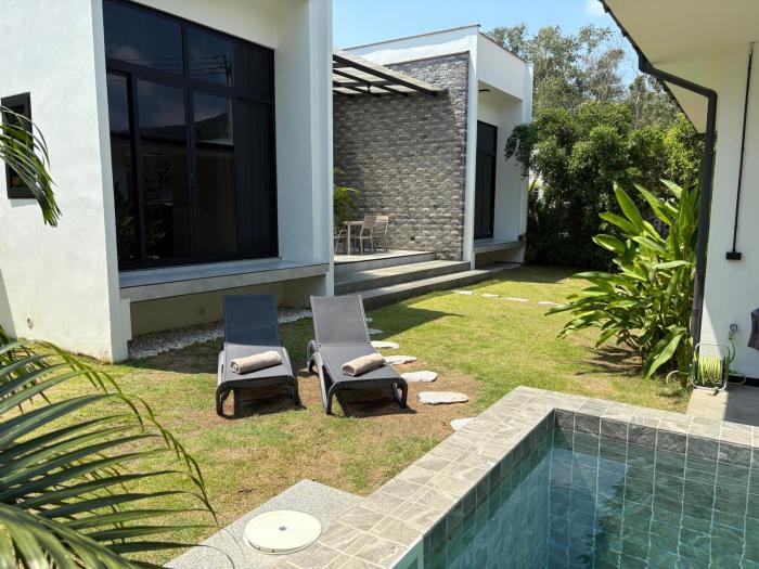 Noir Blanc Modern Villa