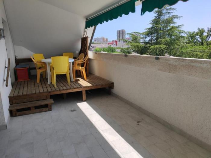 Central flat with covered terrace