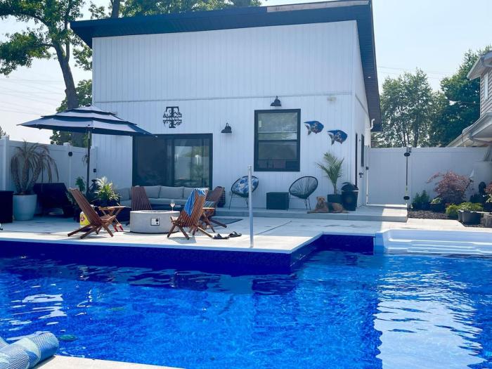 The Grand River Retreat Pool hot tub avail Sep