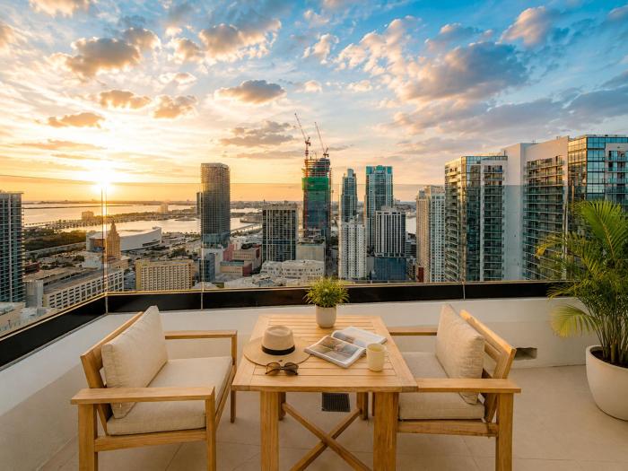 Skyline Views & Rooftop Pool Free Parking