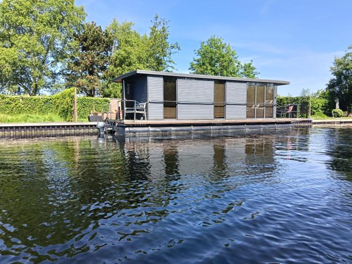 Houseboat Enjoy with 200m Private Garden on the Lake