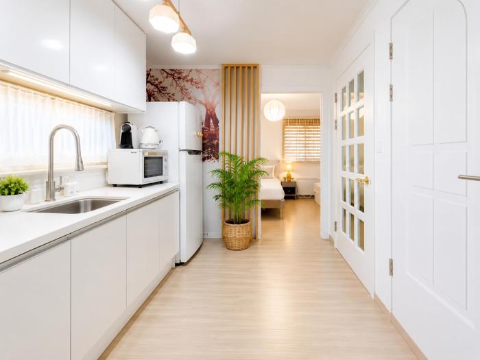 홍대중심, 홍대입구8번, 3Bed 2Room, 5인, 짐보관, 호텔식침구, 공항버스8분, 쇼핑거리3분, 숲속공원