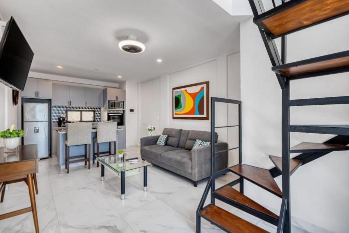 Loft close to the ocean with rooftop infinity pool, balcony & gym - dog-friendly