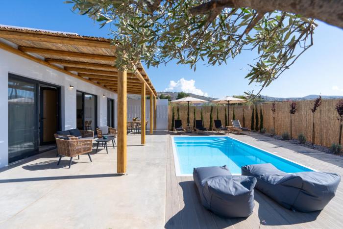 Notias-An Intimate Stay with Private Garden & Pool