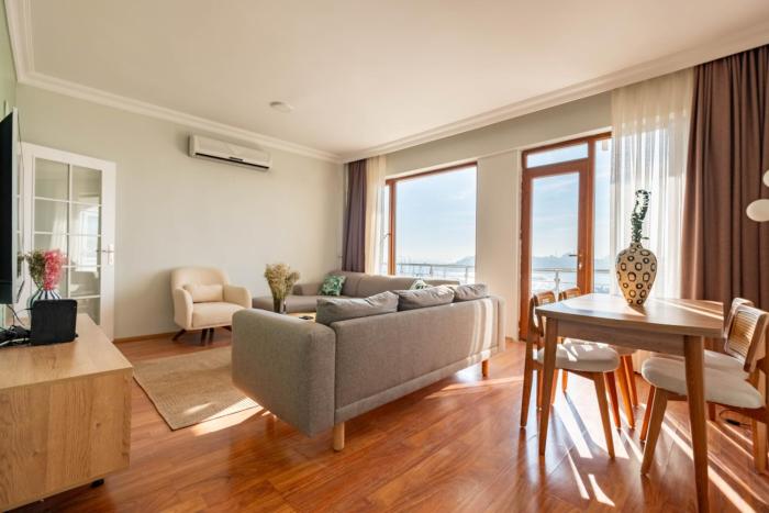 Three-Bedroom Family Suite in Managed Aparthotel - Balcony & Elevator near Taksim Square