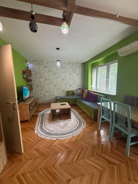 Central spacious apartment with free parking