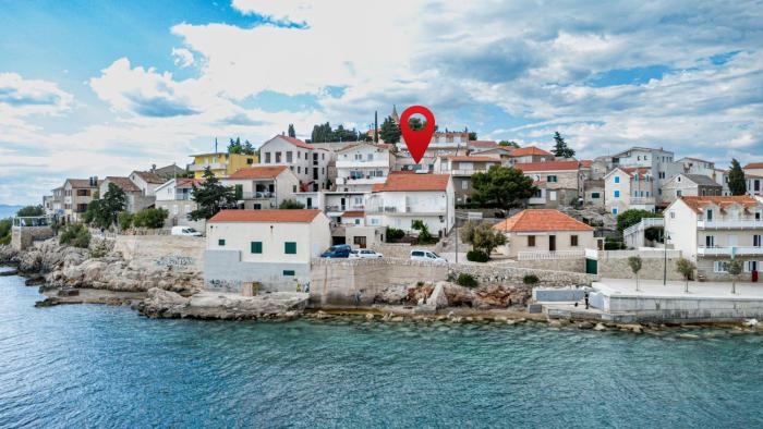 Apartments by the sea Primosten - 25265