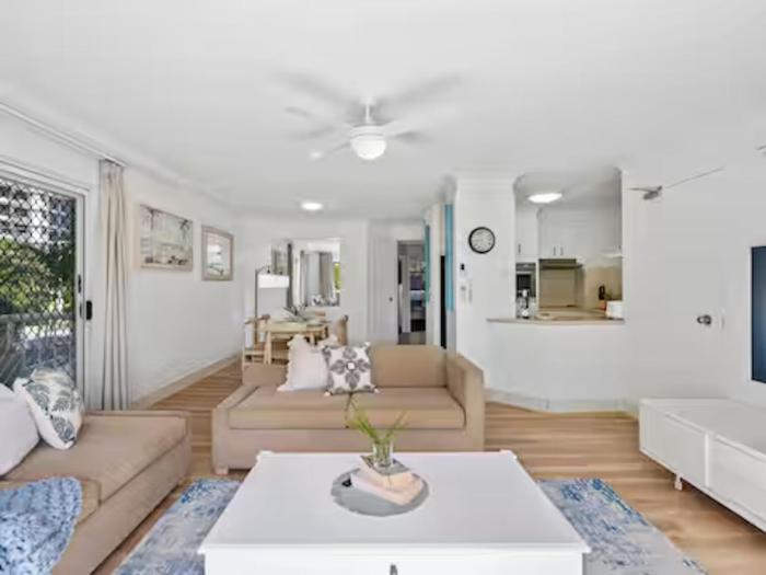 Broadbeach Beachside 2BR Pool, Spa, BBQ, Aircon