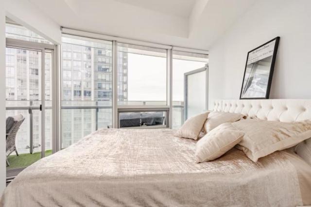 Luxury 2-Bedroom Condo & Free Parking