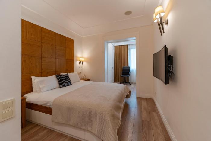 Central 3-Bedroom Suite with Balcony & Elevator, Next to Taksim Square
