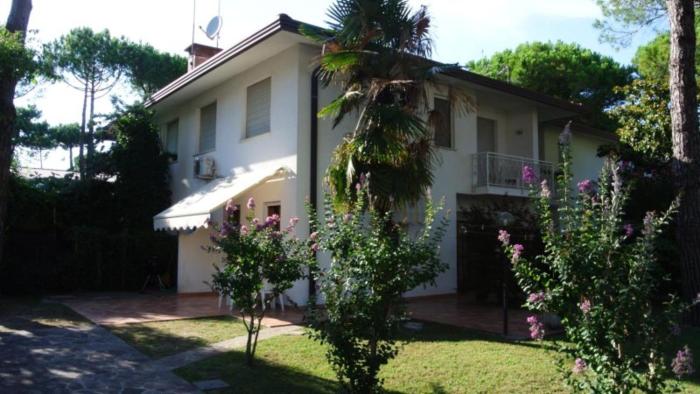 Beachside family villa with large, enclosed garden