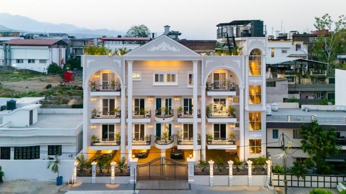 Alaya Stays Kalyan Mansion Cosmos Grand 3-BHK Penthouse Stunning Sunrise and Sunset Experiences