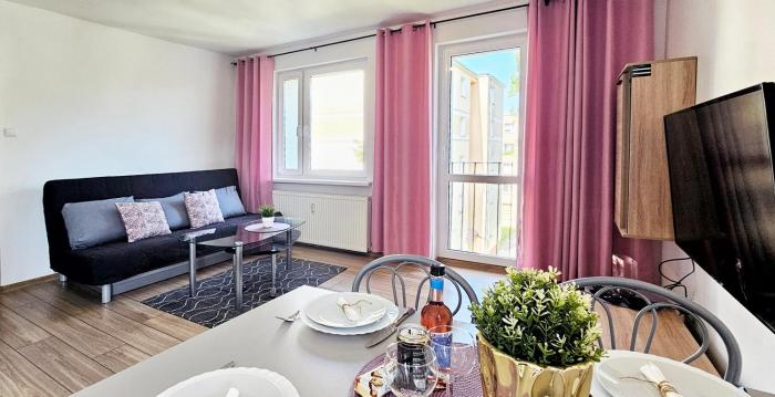 HolidayHomePL Centrum KOL1812 apartament z osobną sypialnią i balkonem
