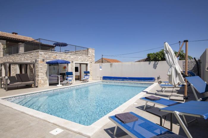 6-bedroom villa with Heated Pool near Pula