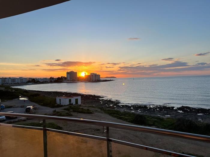 Upscale 3 bedroom front line sea with sunset view