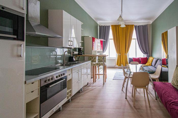 Colorful 2BDR Family Apartment