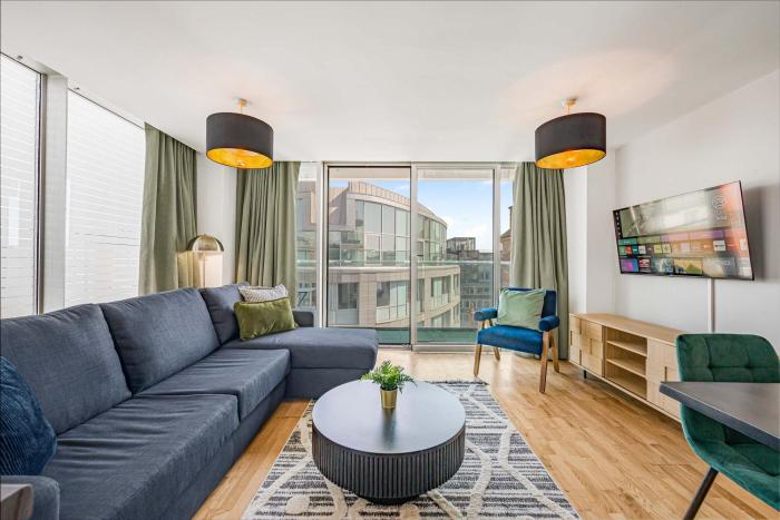 Balcony & City Views - 2BR - Parking - Sleeps 6