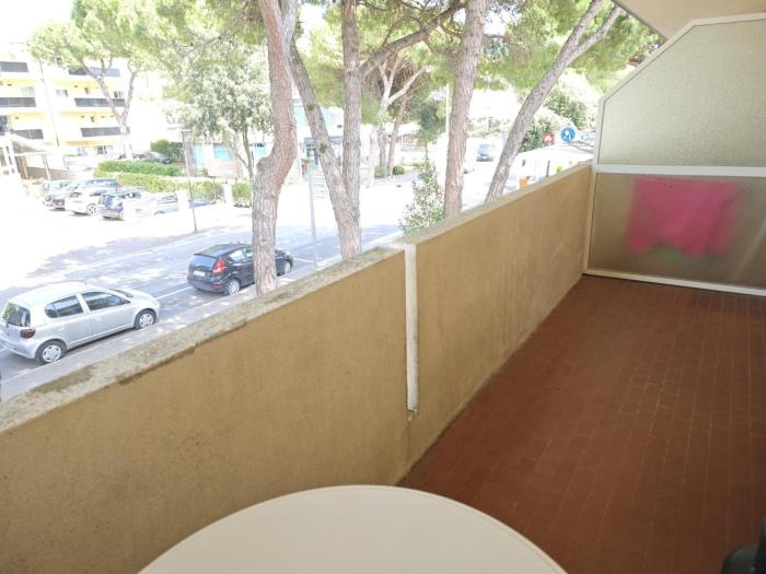 Bright top-floor property near the sea