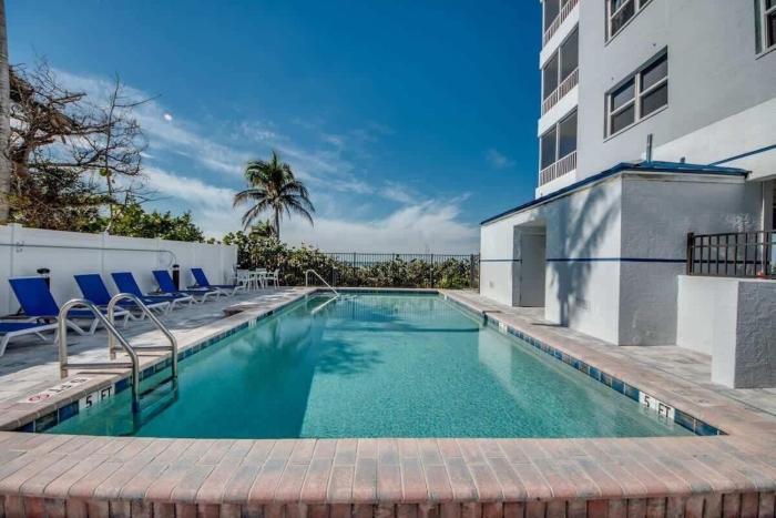 Beachfront Gulf Views, Pool & Steps to Times Square - Beach Villas 203 - Roelens