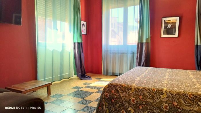 Jolie Rooms