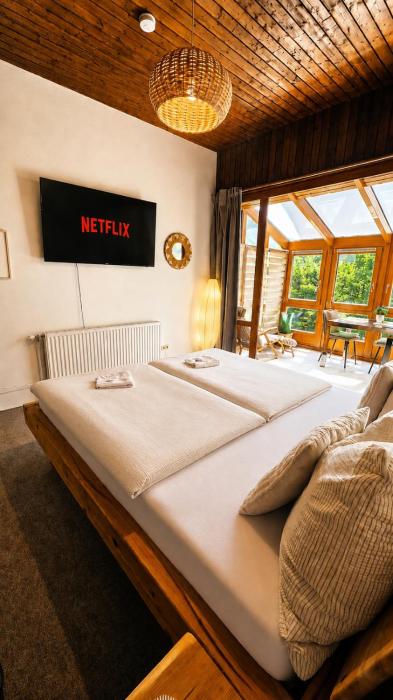Mountain View Room mit sonnigem Wintergarten