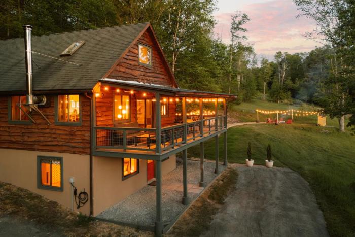 Roscoe Rise - Hot Tub Sauna Fire Pit MCM Cabin