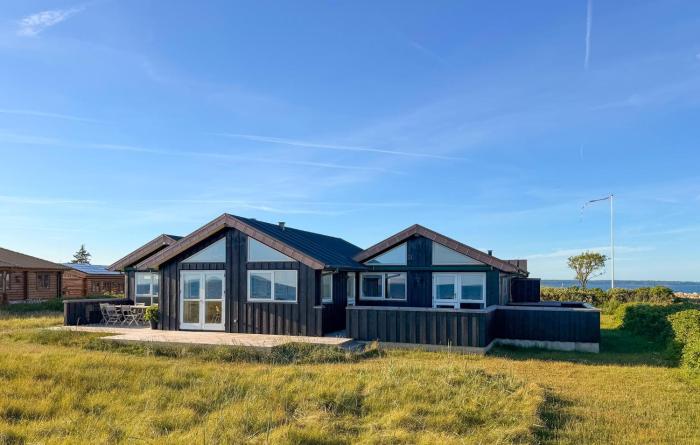 Beautiful Home In Juelsminde With Wifi