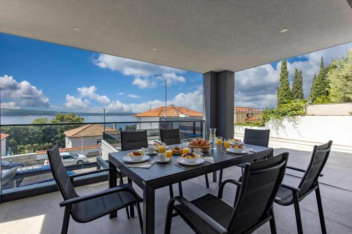 Luxury Pool Apartment With Sea View - Happy Rentals