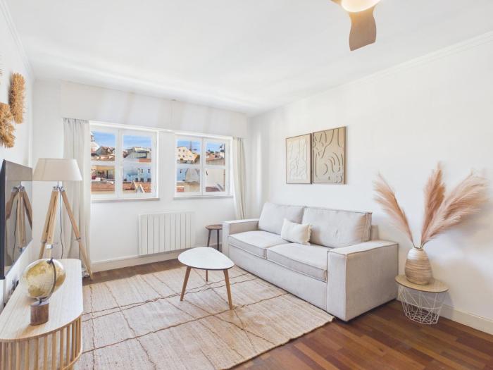 Renovated 1BR Elevator, Balcony & Parking – Alfama | By Airnest