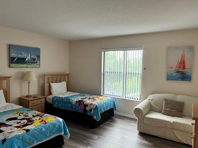 8 miles to Disney, 20 miles to Universal, private pool, spa, washer, dryer, games room, gated