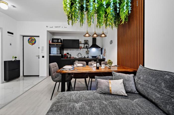 Beautiful Dining Area Full Kitchen Free Parking AC Bathtub