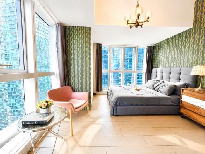 City View Corner Suite in Uptown BGC, Resort Style, Fast WIFI, Walk to Malls,