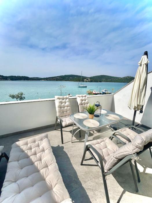 Erna Seaside Apartments Tisno