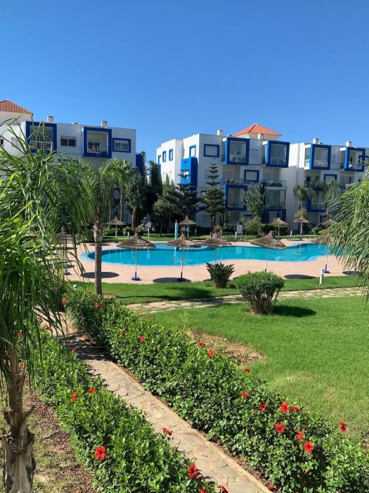 Apartment with pool