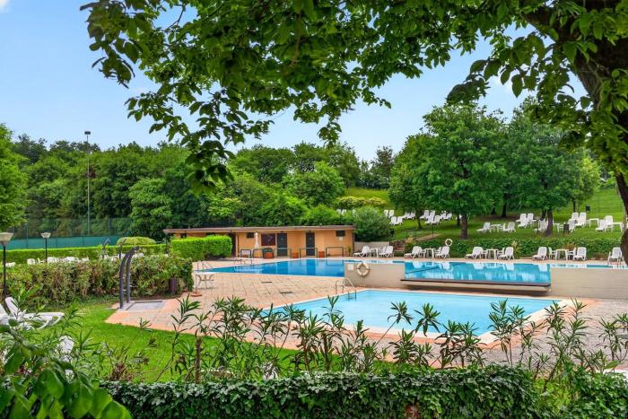 HOST4U PADENGHE SUL GARDA - GardaSunLakeView Apartment con Piscina e Parcheggio in Residence