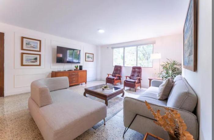Amplio y bello apartamento, muy fresco, con aire acondicionado, en el corazón del Poblado a solo pasos de Provenza
