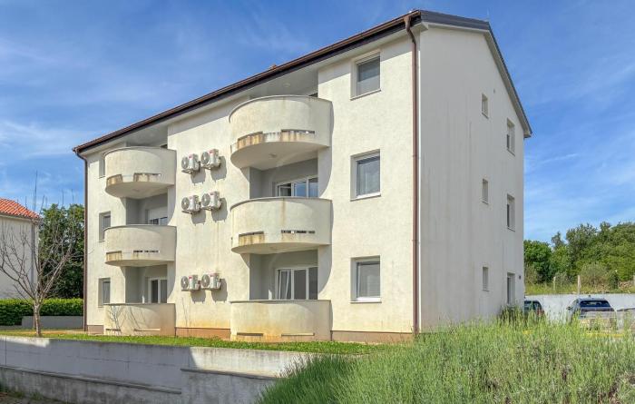 2 Bedroom Beautiful Apartment In Cizici