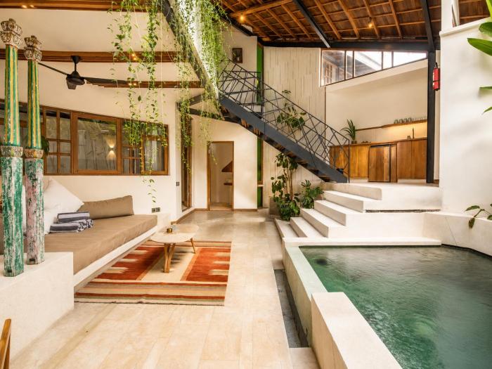 Modern 2-BR Art Deco Villa, 800m from the Beach