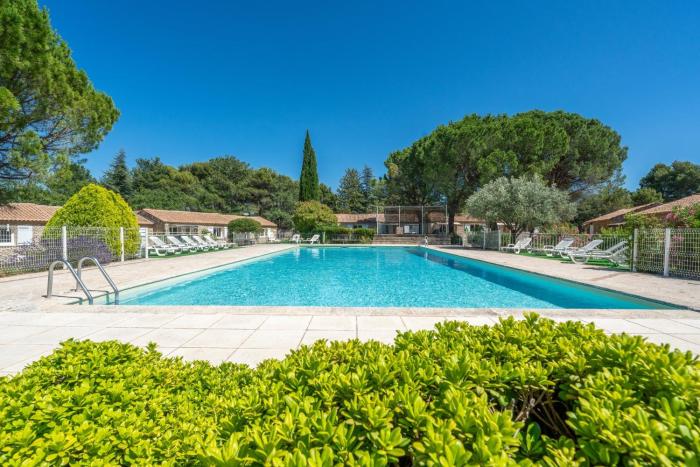 Logement avec terrasse et piscine n7