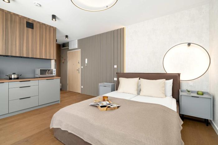 Modern Studio in Downtown with Balcony by Noclegi Renters