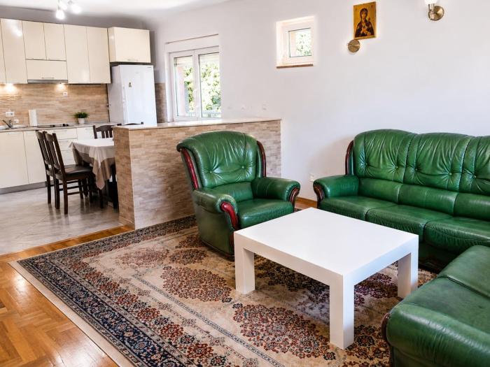 Udoban porodični apartman ViS Raška, 80m2, parking, bašta