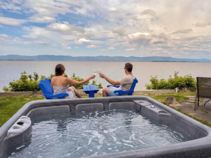 Chalet Studio #5 Waterfront with Spa, Fireplace & Wifi