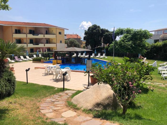 Appartamento con Piscina a 10 minuti da Rena Bianca