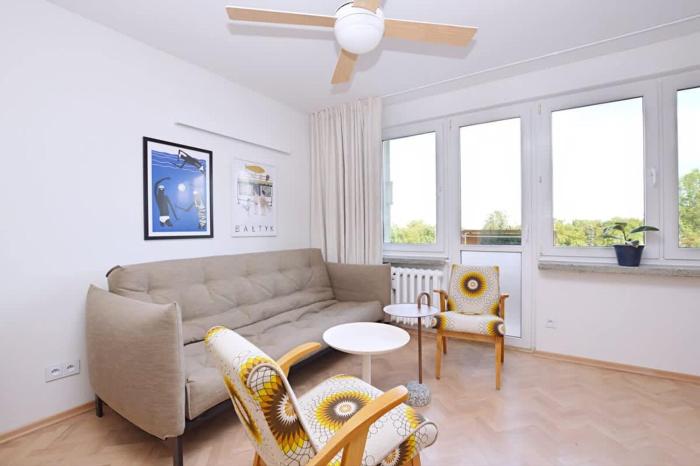 Jasne Studio z Balkonem w Centrum, Blisko Plaży by Noclegi Renters